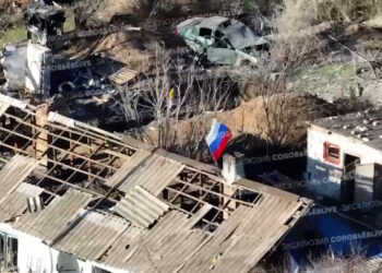 Российские штурмовики водрузили флаг РФ в Янтарном