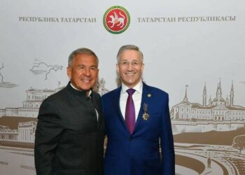 Рустам Минниханов наградил Радика Гайзатуллина орденом «Дуслык»
