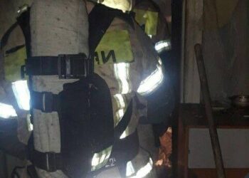 В Казани на пожаре в доме спасли пенсионера