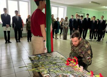 В Челнах в школе № 46 открыли «Парту Героя», посвященную погибшему участнику СВО