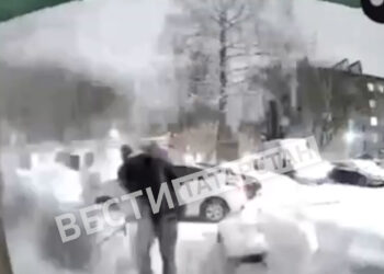 В Бугульме снег с крыши упал на мужчину с ребенком