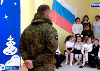 В Альметьевске воспитанникам детского сада «Теремок» боец СВО рассказал о службе