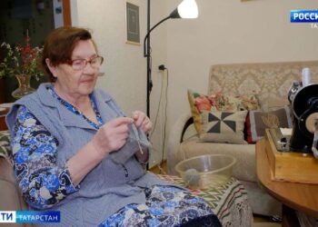 Пенсионерка из Челнов вяжет носки и шьет подушки для бойцов СВО