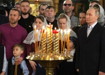 Путин в поздравлении к православным напомнил о традициях, семье и идеалах