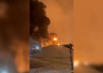 В пригороде Казани после атаки БПЛА загорелась газовая цистерна
