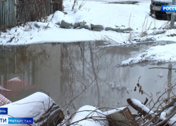 Жители казанской многоэтажки на Ботанической жалуются на канализационную реку