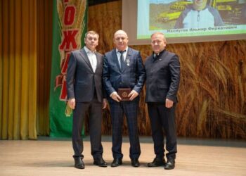 Зяббаров вручил госнаграды труженикам села Дрожжанского района