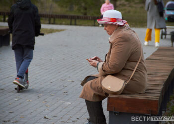 бабушка сидит на скамейке