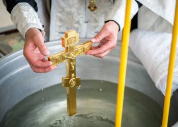 Священник рассказал, стоит ли окунаться в прорубь в Крещенскую ночь