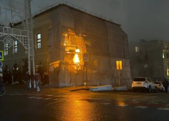 В Казани потушили загоревшиеся леса на фасаде здания Минобразования