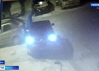 Жители ЖК «Светлая Долина» жалуются на мужчину, который регулярно бьет стекла и фары автомобилей