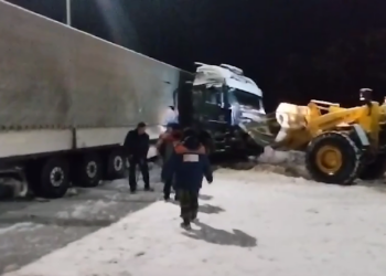 В Татарстане на трассе М7 сотрудники ГИБДД помогли вытащить грузовик из снежного плена