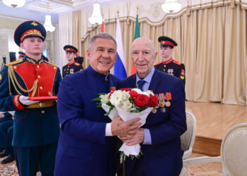 Рустам Минниханов вручил ветеранам юбилейные медали «80 лет Победы в ВОВ»