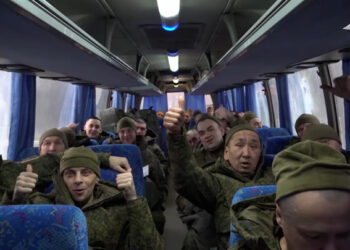 Минобороны РФ опубликовало видео возвращения российских бойцов из плена