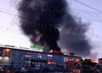 В Нижней Мактаме загорелись автомойка и строительный вагончик