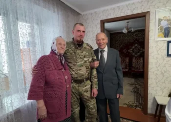 Внук первостроителя Нижнекамска вернулся с СВО поздравить дедушку с 90-летним юбилеем