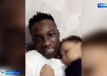 «Не спит ночами, звонит и зовет папу»: в Казани мужчина из Африки пытается забрать сына после смерти жены