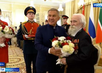 Рустам Минниханов вручил ветеранам юбилейные медали «80 лет Победы в ВОВ»