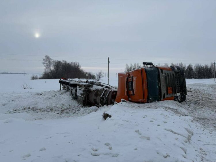 грузовик перевернулся