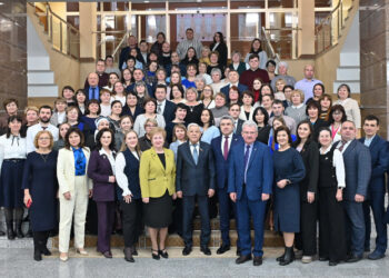 Мухаметшин встретился с руководителями методических объединений учителей истории и обществознания, а также с педагогами республики, участвующими в организации Парламентского урока-2025