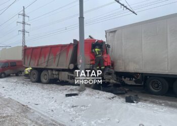 В Казани в результате ДТП с фурой водителя самосвала зажало в кабине