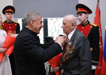 Минниханов в Челнах вручил ветеранам юбилейные медали