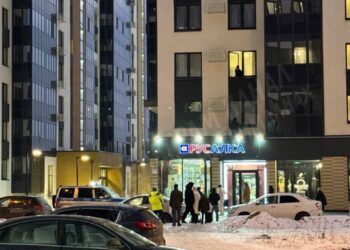 В Казани из окна многоэтажки выпал ребенок