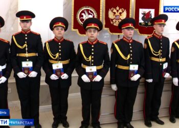 Баксиков вручил кадетам школы-интерната им.Героя Советского Союза Бориса Кузнецова паспорта