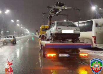 В Казани водитель легковушки врезался в отбойник, пытаясь скрыться от ДПС