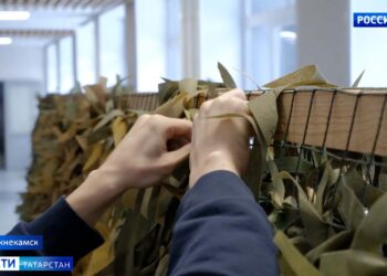 В Нижнекамске студенты политехнического колледжа плетут масксети для бойцов СВО