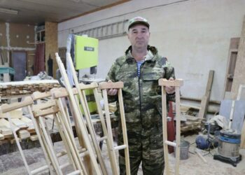 Житель Нурлата начал изготавливать костыли для бойцов СВО