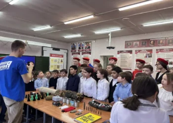 В казанской школе №17 Молодогвардейцы организовали показ 3D-музея СВО