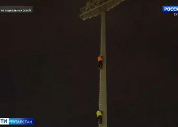 подростки забрались на прожектор