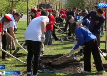 Жители Казани высадили 80 яблонь в память о советских солдатах в парке Победы