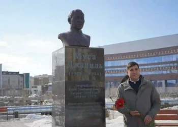 В Якутске прошла церемония возложения цветов к бюсту Мусы Джалиля