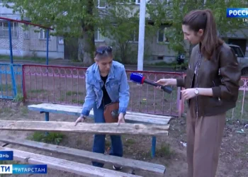 «Абсолютно небезопасная площадка»: в Казани жители домов на ул.Волгоградская и Коллективная требуют установить новую детскую площадку