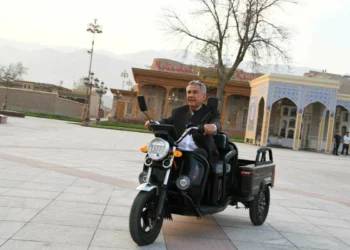 Рөстәм Миңнеханов Хуҗанд урамнары буйлап скутерда узды