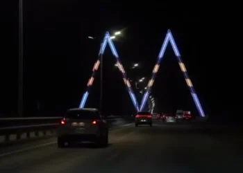 въезд в город, буква М