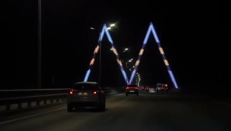 въезд в город, буква М