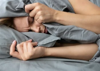 женщина в кровати