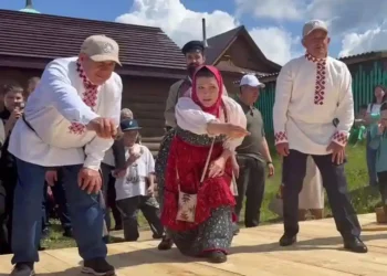 На праздновании Каравона Рустам Минниханов принял участие в традиционных русских играх