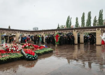 Митрополит Кирилл и духовенство Казанской епархии возложили венки к мемориалу героям ВОВ в Парке Победы