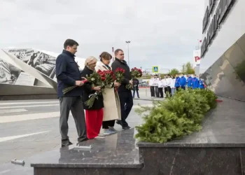 Торжественная церемония возложения цветов к мемориальной стеле «Казань — город трудовой доблести» прошла в Казани
