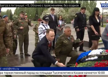 Ветераны боевых действий возложили цветы к памятнику советскому солдату в Парке Победы в Казани