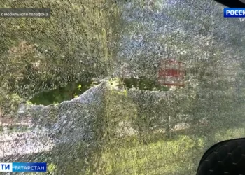 В Казани на проспекте Ибрагимова два автобуса пострадали из-за газонокосилок