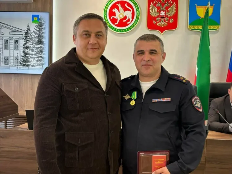 Айнур Валиев