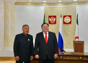 Махмуд-Али Калиматов наградил Рустама Минниханова орденом «За заслуги»