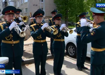 В Казани для ветеранов Великой Отечественной Войны начали проводить парады у дома