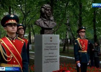 В Казани открыли бюст самому молодому Герою России Дамиру Гилемханову