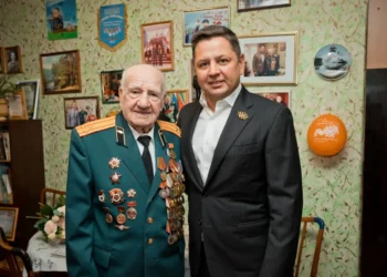 Депутат Госдумы Вольфсон с ветераном